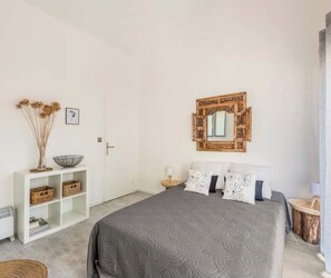 2 bedrooms, iron/ironing board, internet, bed sheets