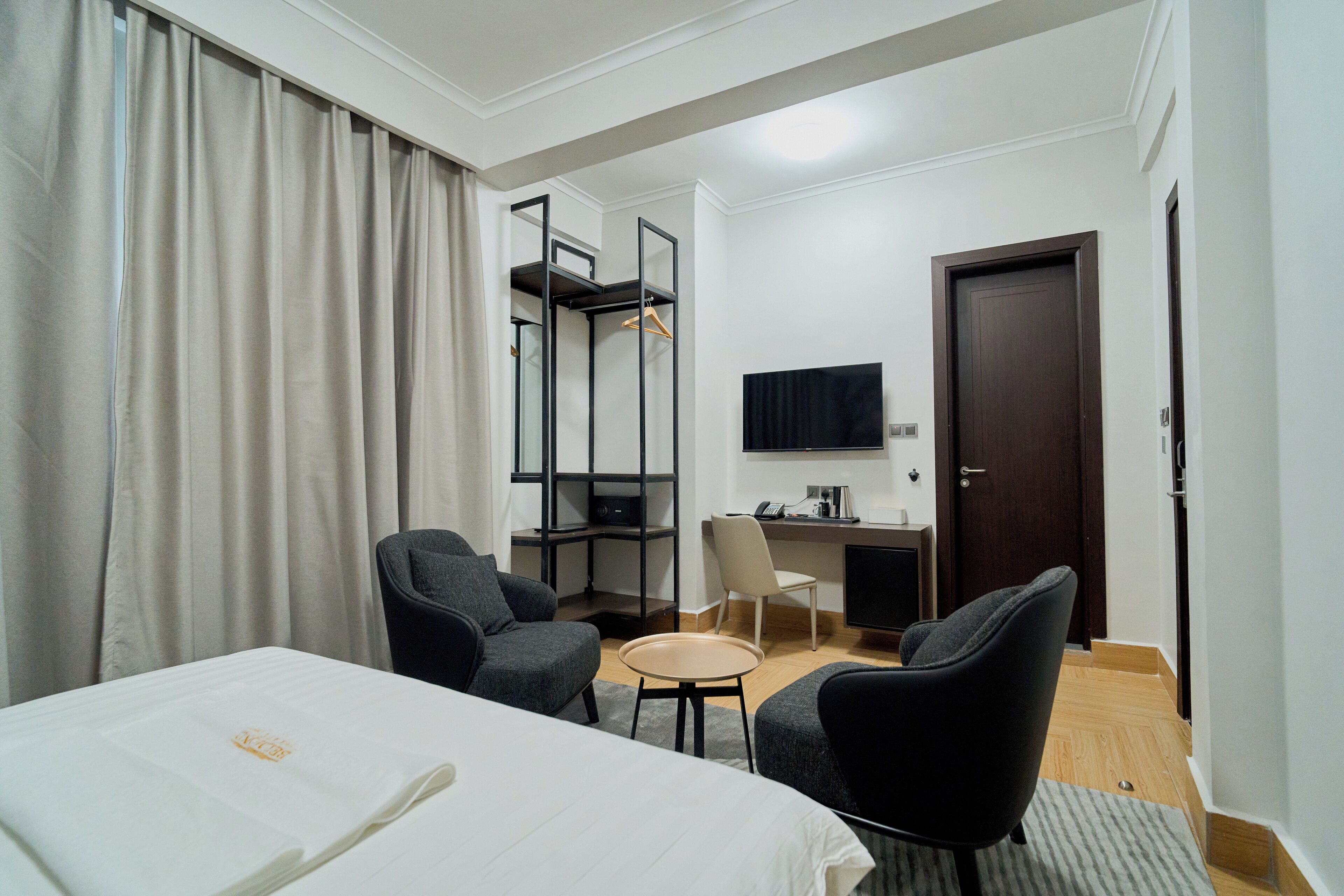 Suite Deluxe, balcón, vistas a la ciudad | Caja fuerte, sistema de insonorización, tabla de planchar con plancha