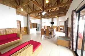 Executive-sviitti | Oleskelualue | 32–tuumainen televisio, jossa kaapelikanavat