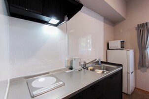 Microondas, placa de cocina, utensilios de cocina