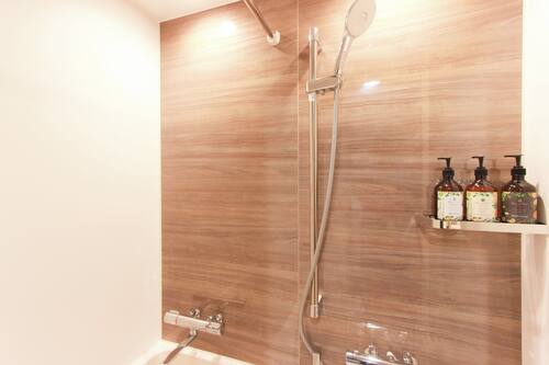 Ensemble baignoire-douche, articles de toilette (gratuits)