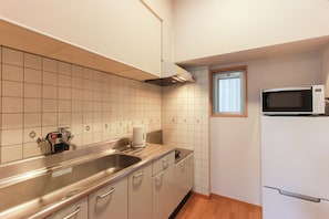 Quarto família | Cozinha privada | Micro-ondas, cooktop, talheres/pratos/utensílios de cozinha