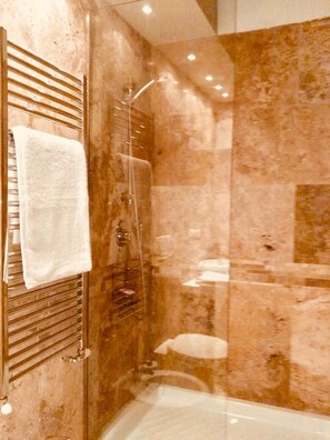 Dusche, Haartrockner, Bidet, Handtücher