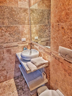 Douche, sèche-cheveux, bidet, serviettes fournies