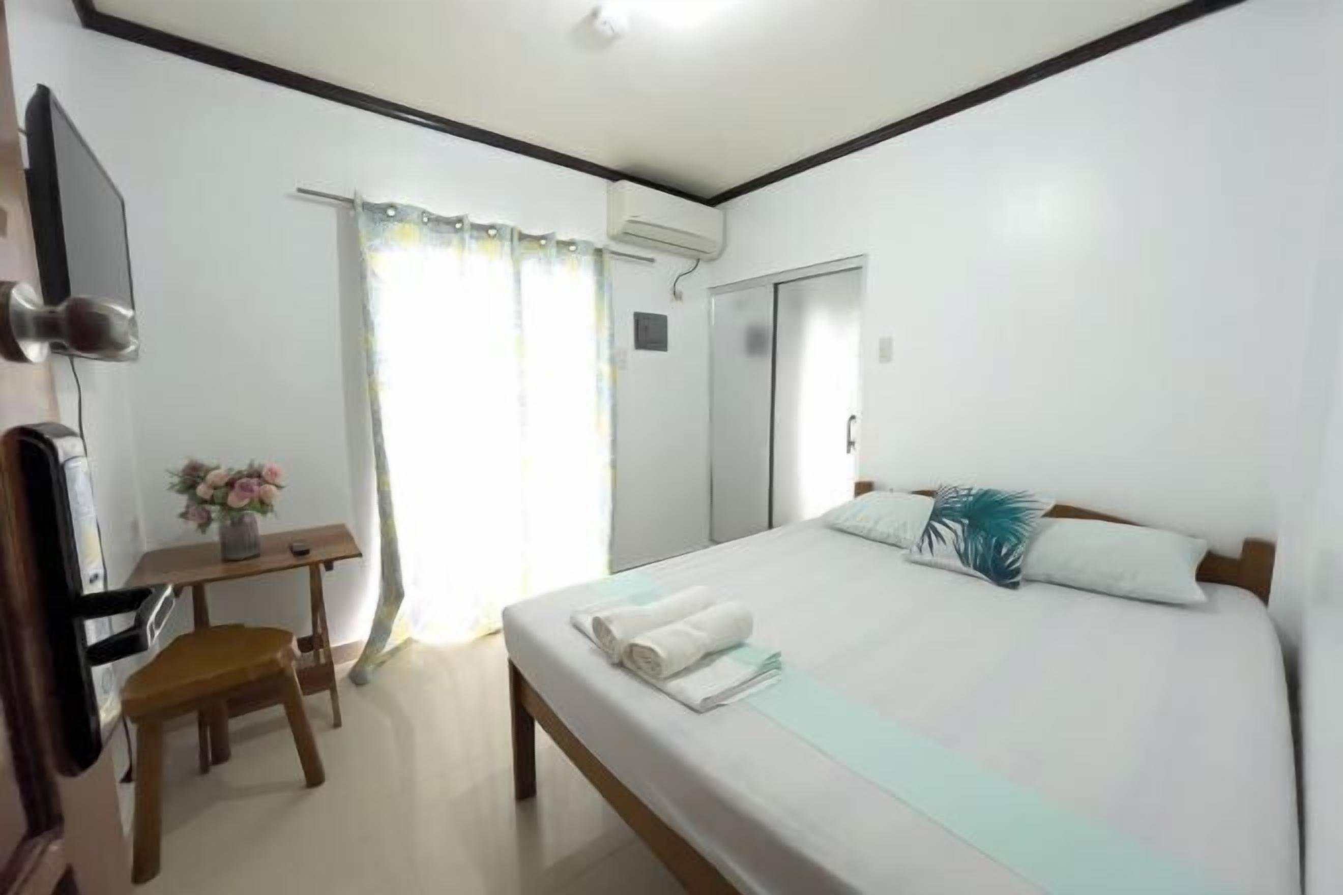 Meja kerja, Wi-Fi gratis, dan seprai linen