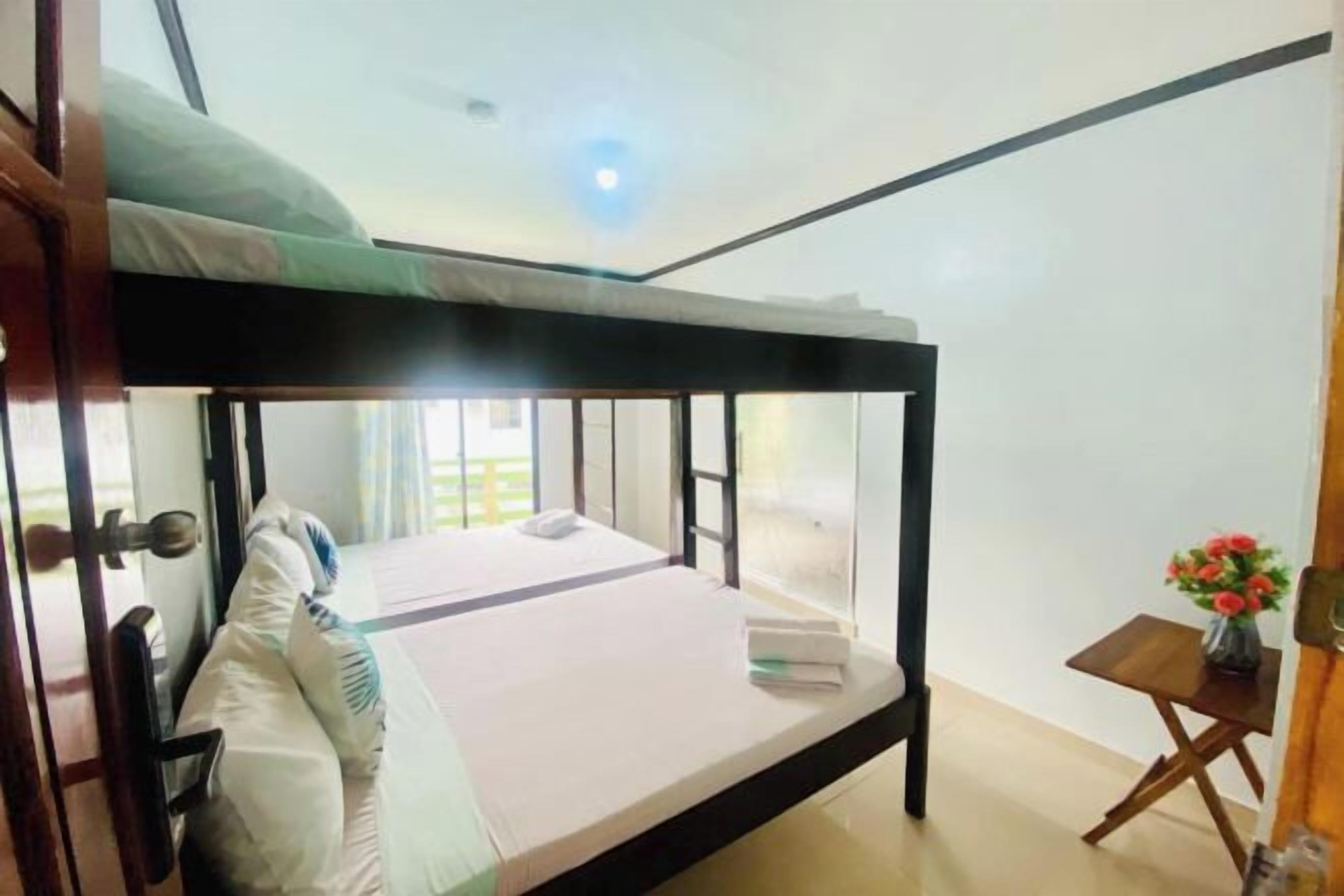 Meja kerja, Wi-Fi gratis, dan seprai linen