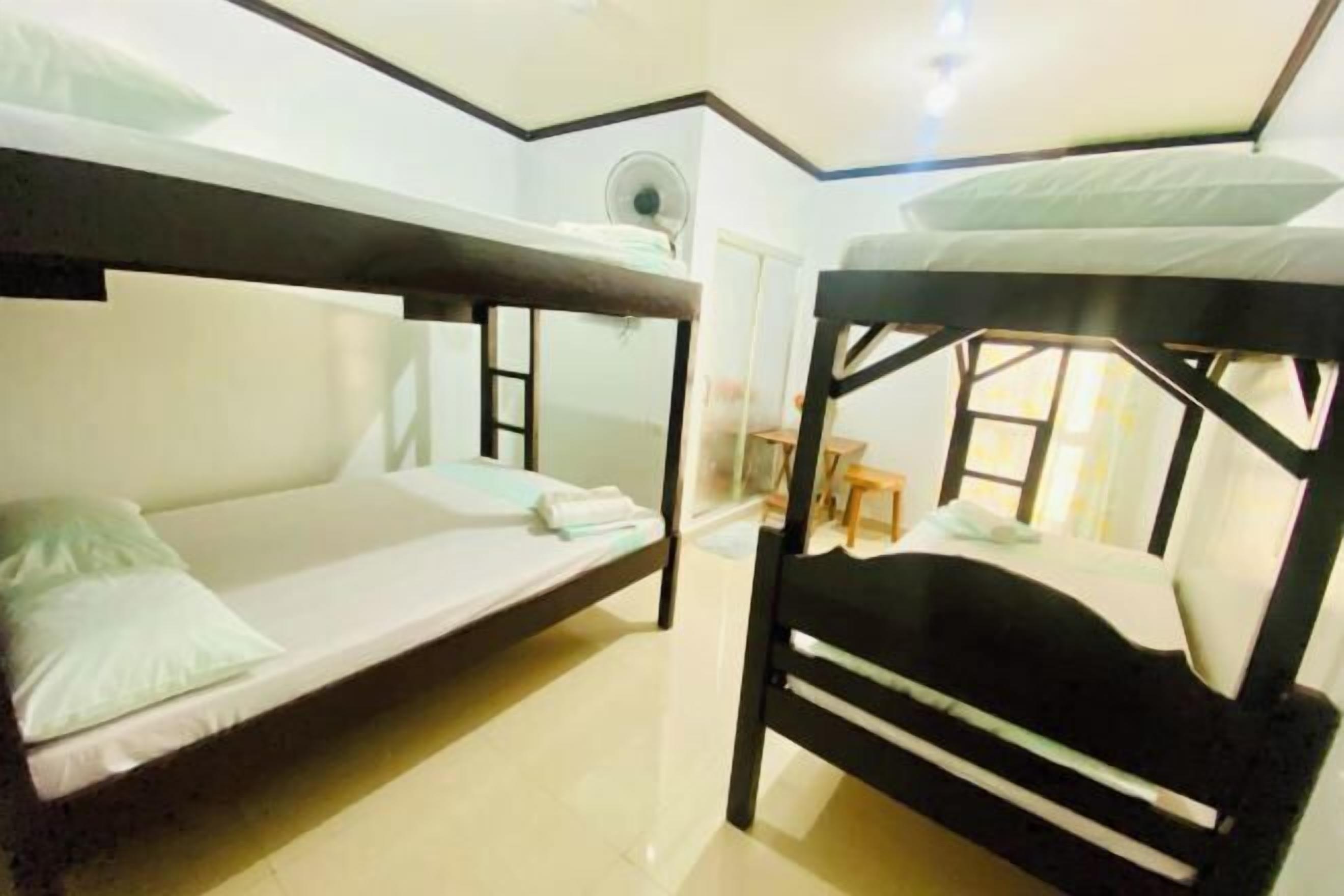 Meja kerja, Wi-Fi gratis, dan seprai linen