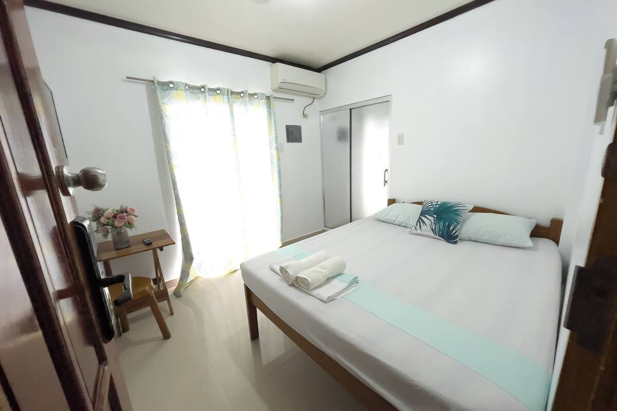 Une chambre à coucher avec un lit, un bureau et une chaise.