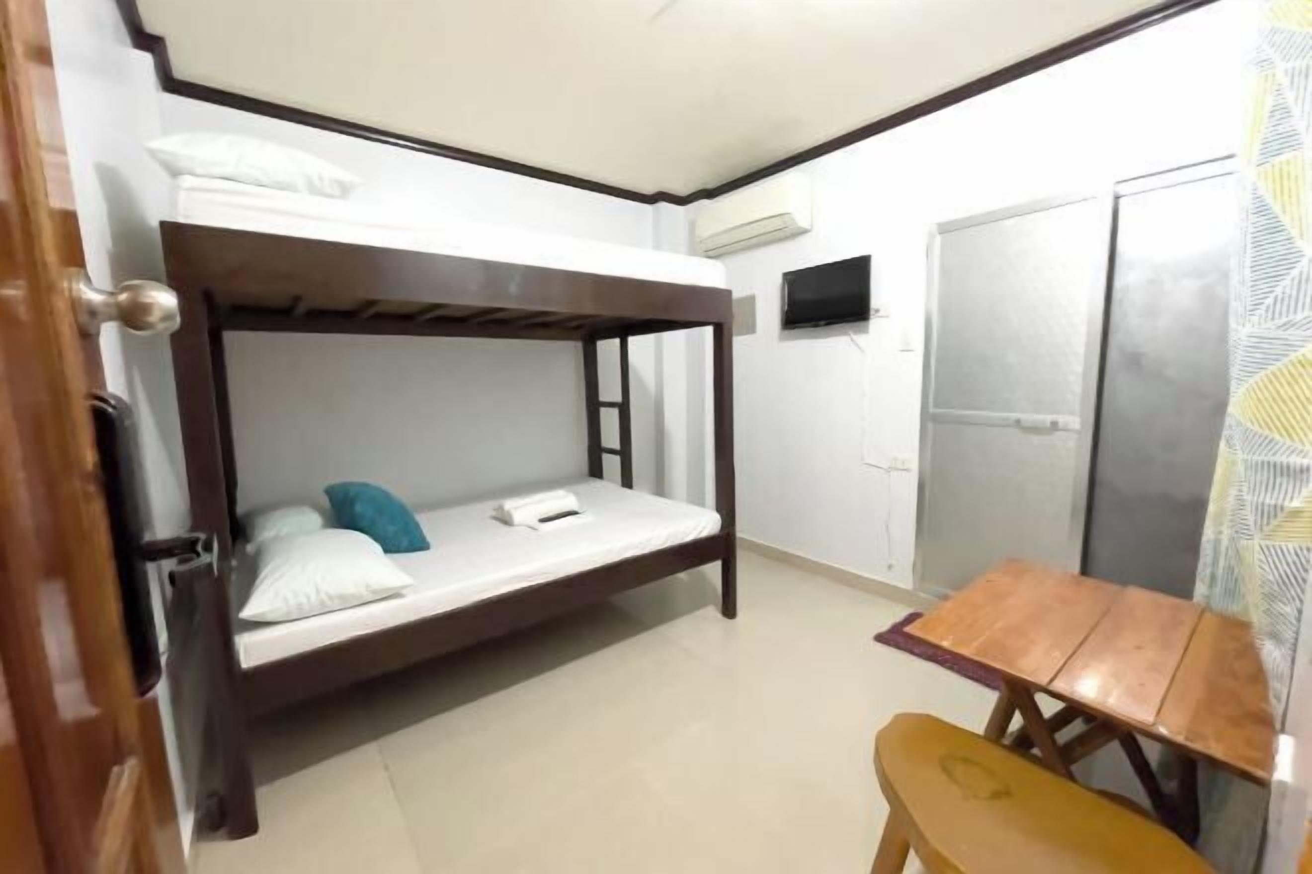 Meja kerja, Wi-Fi gratis, dan seprai linen