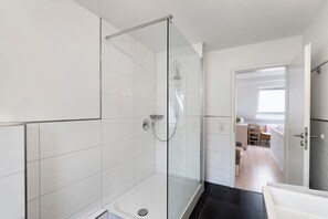 Dusch, hårtork och handdukar