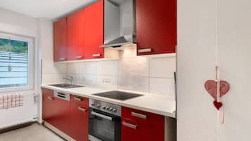 Fridge, oven, dishwasher, coffee/tea maker