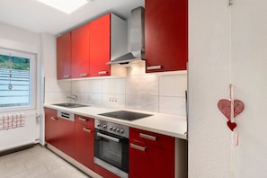 Kühlschrank, Ofen, Geschirrspüler, Wasserkocher mit Kaffee-/Teezubehör