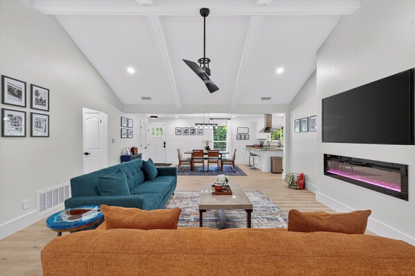 Smart TV, fireplace, ping pong - The Skipper’s Hideaway: Golf Course & Pool Oasis (Daphne)