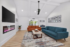 Smart TV, fireplace, ping pong - The Skipper’s Hideaway: Golf Course & Pool Oasis (Daphne)