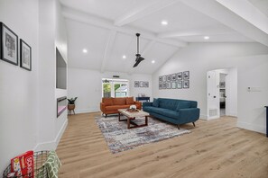 Smart TV, fireplace, ping pong - The Skipper’s Hideaway: Golf Course & Pool Oasis (Daphne)