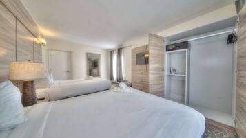 2 bedrooms, desk, WiFi, bed sheets