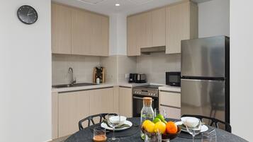 Fridge, microwave, oven, coffee/tea maker