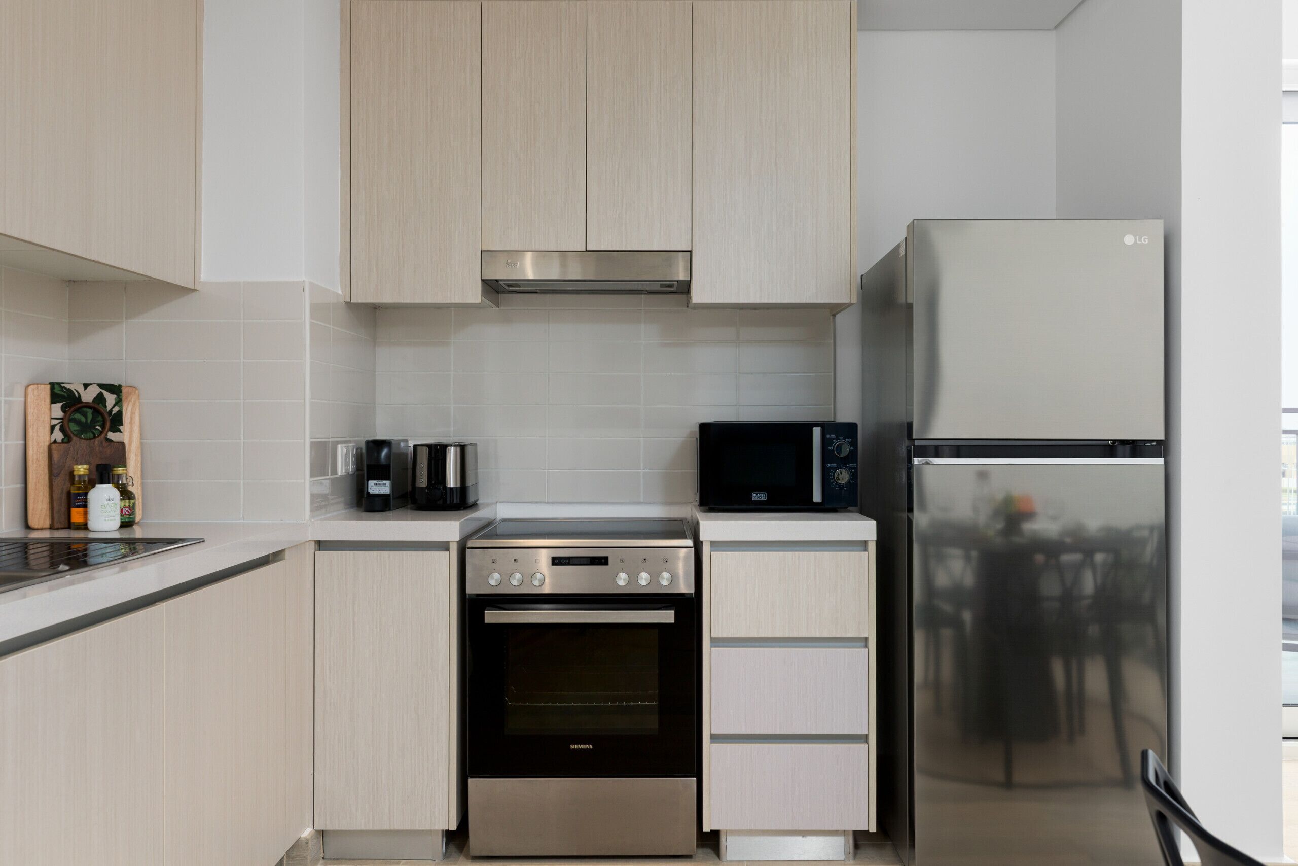 Een koelkast, een magnetron, een oven, een koffiezetapparaat/waterkoker