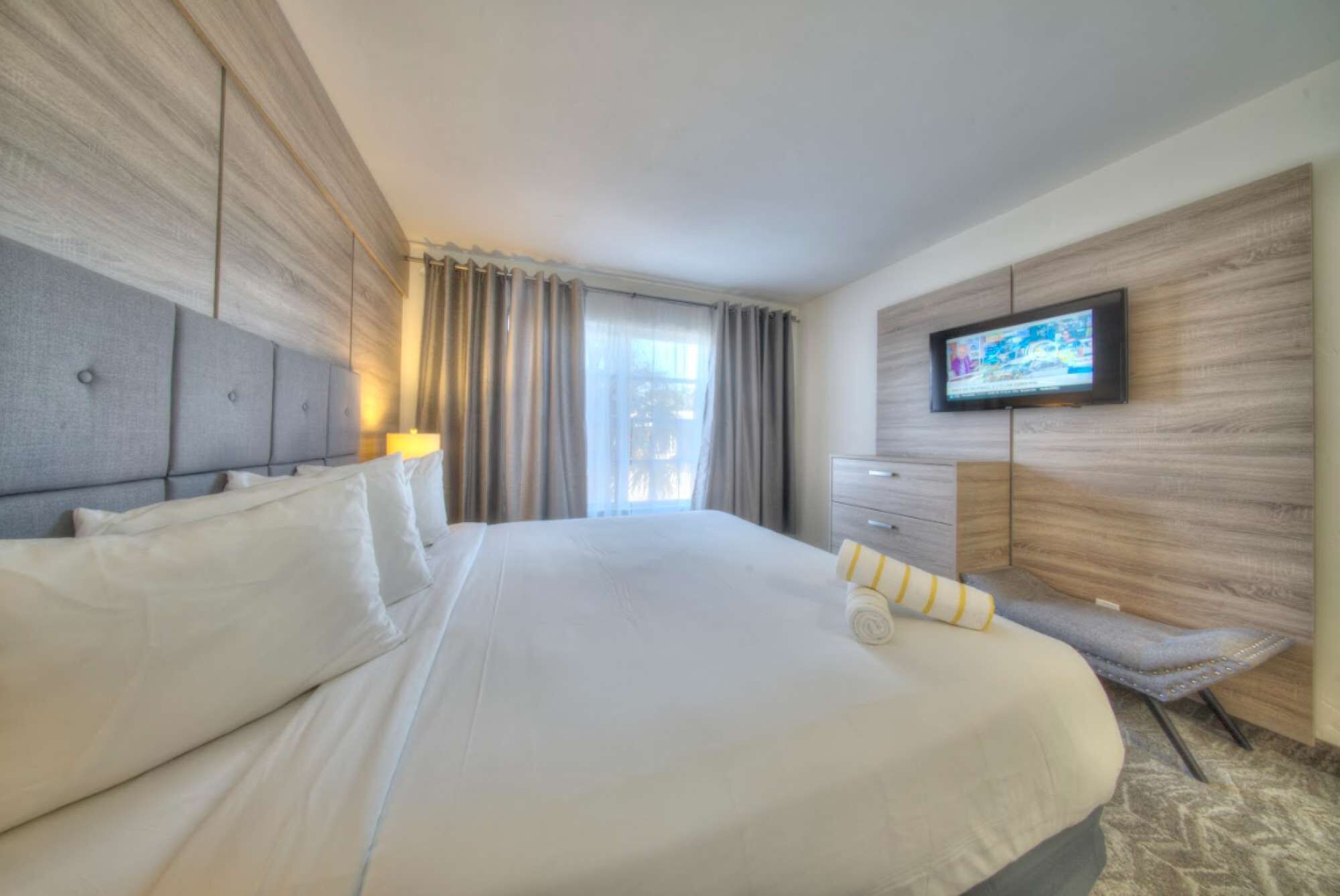 2 bedrooms, desk, WiFi, bed sheets