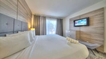 2 bedrooms, desk, WiFi, bed sheets