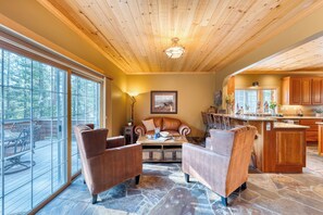 TV connectée, cheminée, espaces bureaux