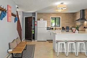 Refrigerador, microondas, horno, placa de cocina