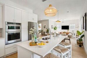 Kühlschrank, Mikrowelle, Ofen, Geschirrspüler