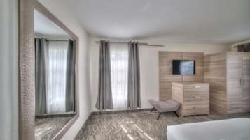 2 bedrooms, desk, WiFi, bed sheets