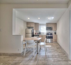 Fridge, microwave, oven, stovetop - Pompano 2BR Retreat W/King + 2 Queens Beds (Pompano Beach)