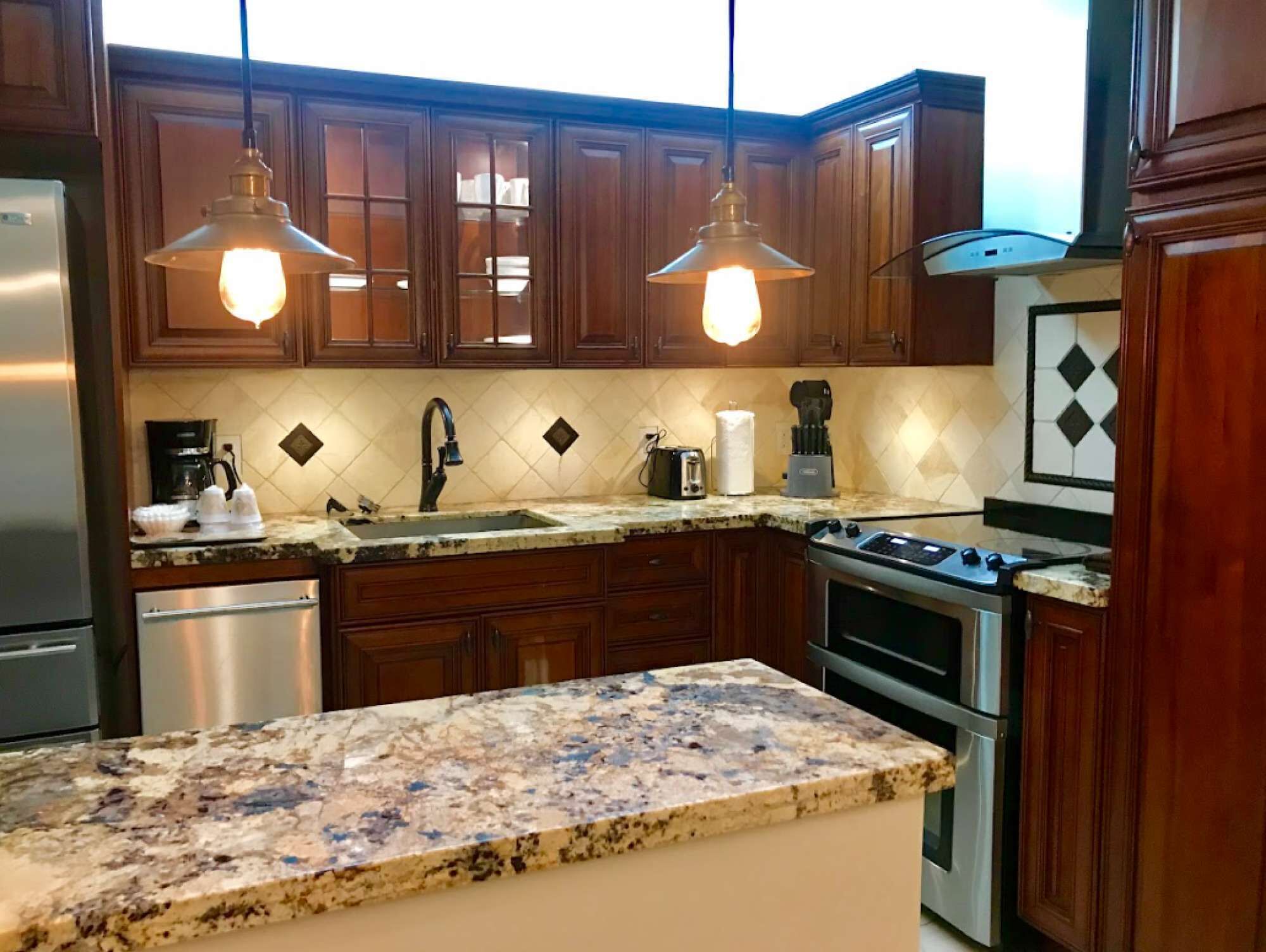 Geladeira, micro-ondas, fogão, cooktop