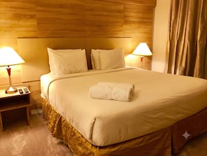 2 bedrooms, desk, WiFi, bed sheets