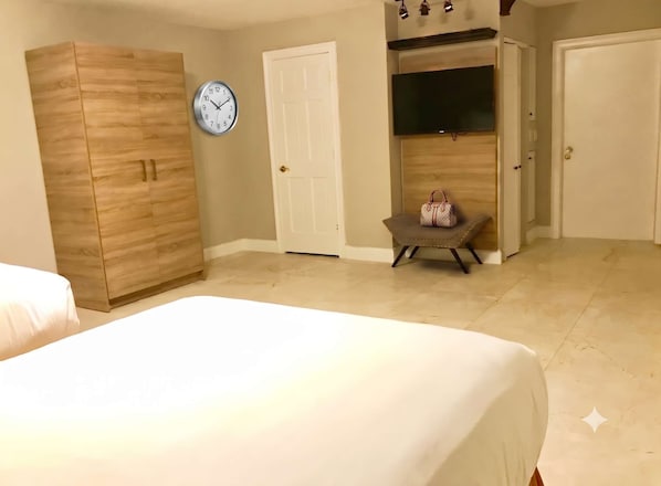 2 bedrooms, desk, WiFi, bed sheets