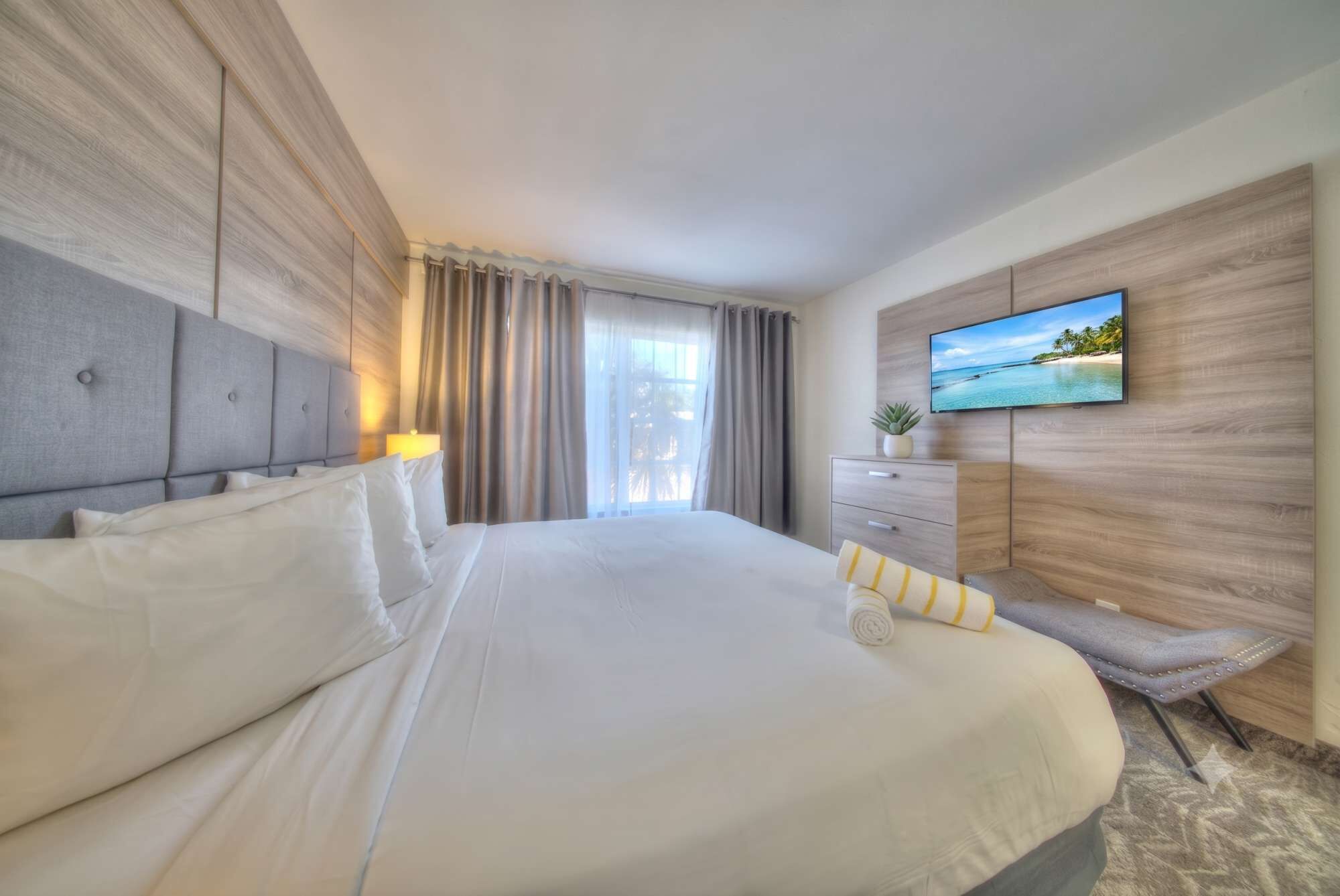 2 bedrooms, desk, WiFi, bed sheets
