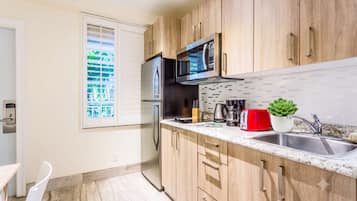 Coffee/tea maker, fridge, microwave, oven