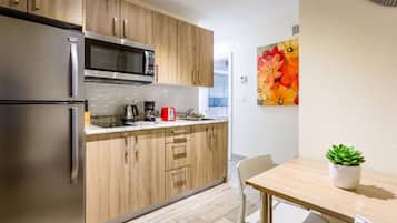 Coffee/tea maker, fridge, microwave, oven
