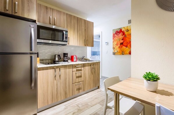 Coffee/tea maker, fridge, microwave, oven