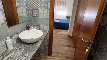 Douche, sèche-cheveux, bidet, serviettes fournies