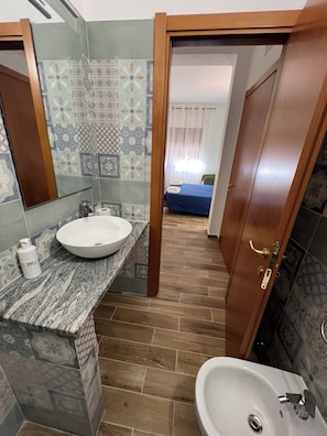 Dusche, Haartrockner, Bidet, HandtĂŒcher
