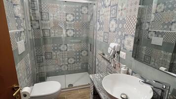 Douche, sèche-cheveux, bidet, serviettes fournies