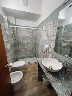 Dusche, Haartrockner, Bidet, HandtĂŒcher