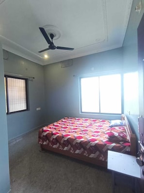Double Room | Rollaway beds, free WiFi, bed sheets - Om Guest House (Deoghar)