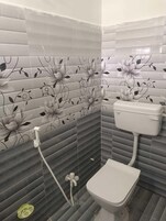 Ducha, artículos de tocador gratuitos, pantuflas, jabón