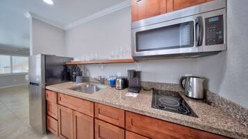 Frigorífico, microondas, placa de cocina y cafetera o tetera