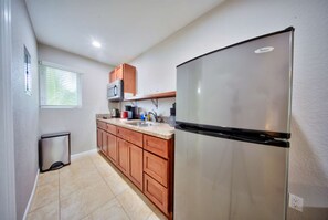 Frigorífico, microondas, placa de cocina y cafetera o tetera