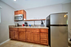 Frigorífico, microondas, placa de cocina y cafetera o tetera