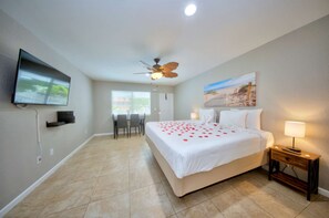 Desk, WiFi, bed sheets - Plam Breeze King Studio W/ Pool (Pompano Beach)