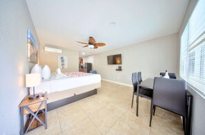 Desk, WiFi, bed sheets - Sun Kissed - King Studio W/ Pool (Pompano Beach)