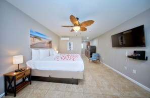 Desk, WiFi, bed sheets - Sun Kissed - King Studio W/ Pool (Pompano Beach)
