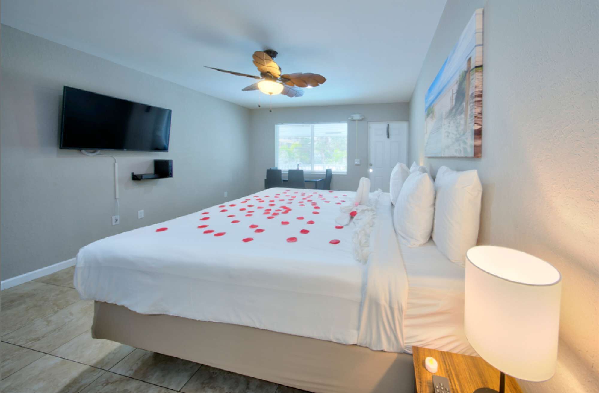 Escritorio, wifi, ropa de cama