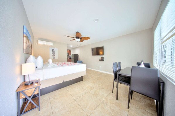 Una scrivania, Wi-Fi, lenzuola